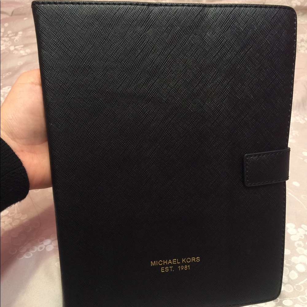 Michael Kors IPad Saffiano Stand in Black
